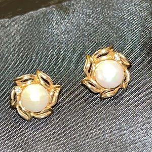 14k yellow gold pearl and diamond post earrings 3 grams